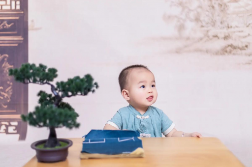 泰安怀孕肚子中间凹两边凸